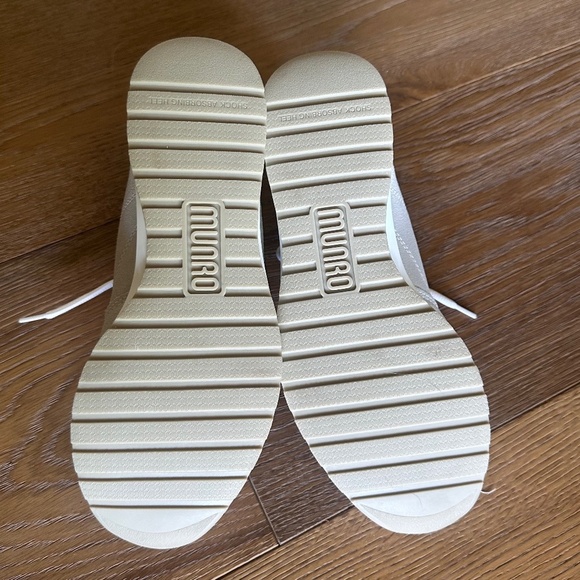 Munro Sutton Sneaker in Muted Metallic Silver - Picture 12 of 13